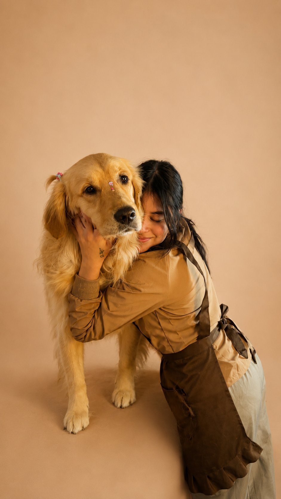 Cuidadora abrazando a un perrito