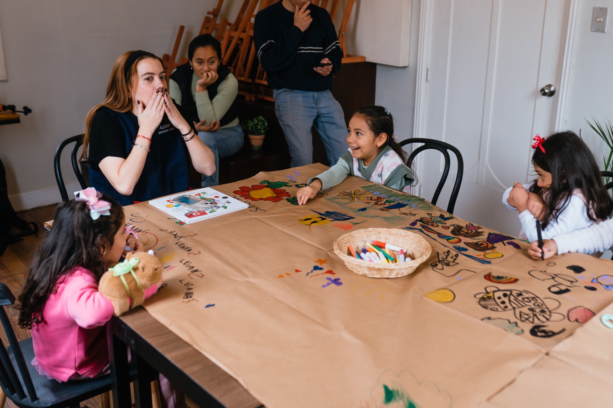 Grupo de niñas pintando juntas en la mesa